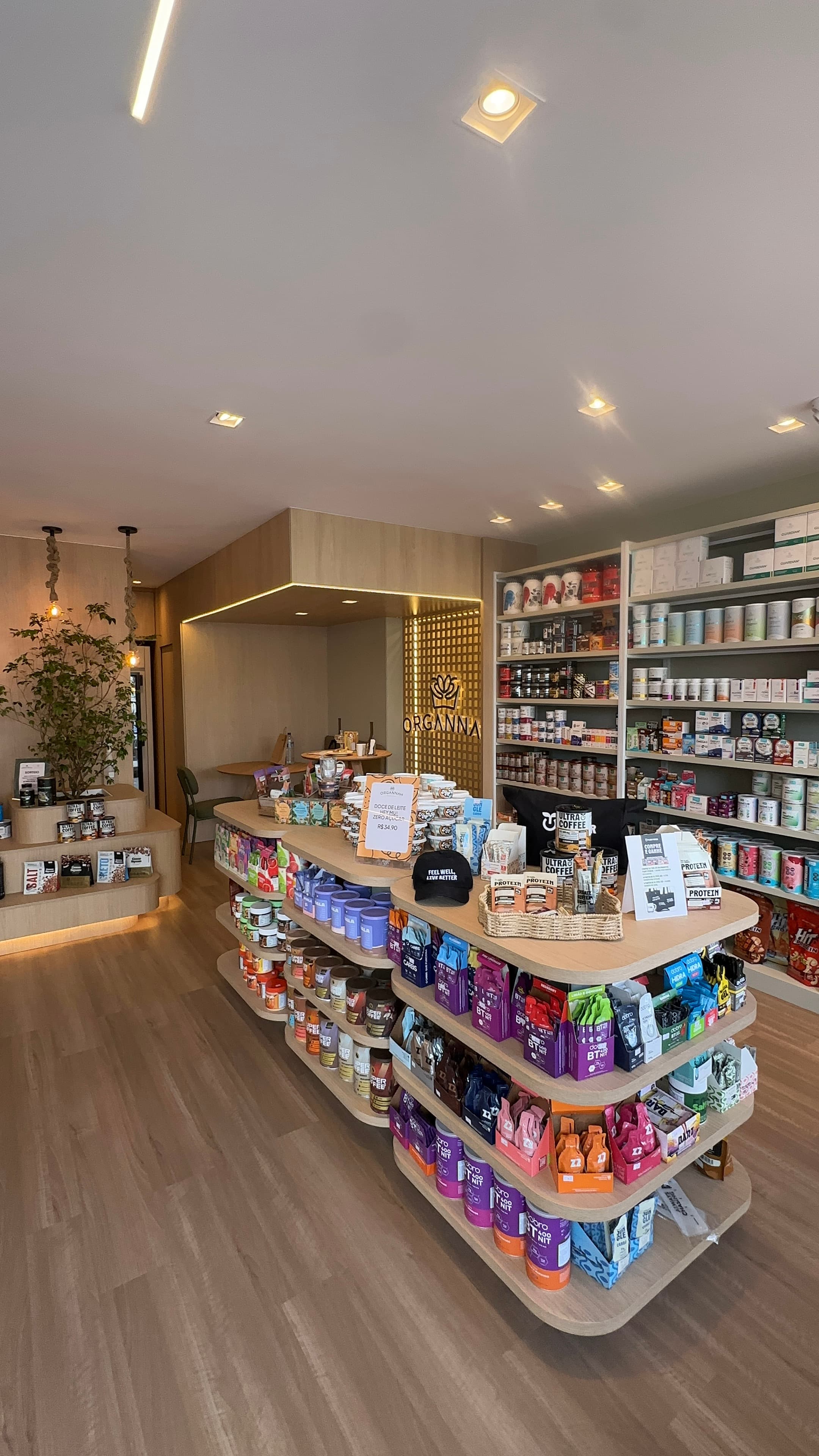 Interior da boutique Organnah, exibindo prateleiras com produtos naturais selecionados